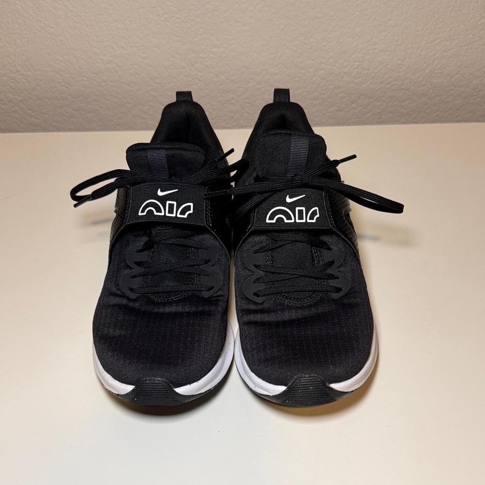 Nike Air Black and White Athletic Shoes size 7.5